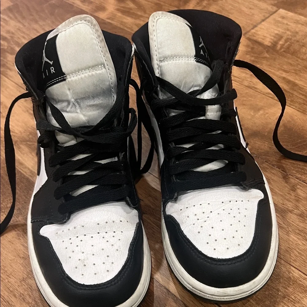 Nike. Womens 6.5….Black and White - Picture 1 of 3